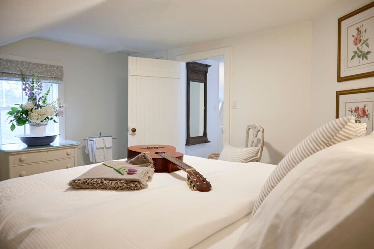 4 bedrooms, iron/ironing board, travel cot, WiFi