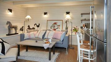 Smart TV, fireplace, ping pong, stereo