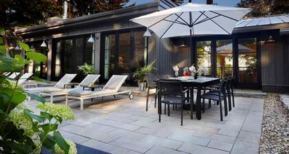 Luxurious farmhouse on Westlake Shore Sandbanks