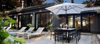 Luxurious farmhouse on Westlake Shore Sandbanks