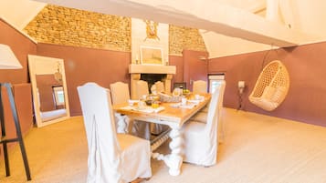 Petit déjeuner continental (14 EUR par personne)