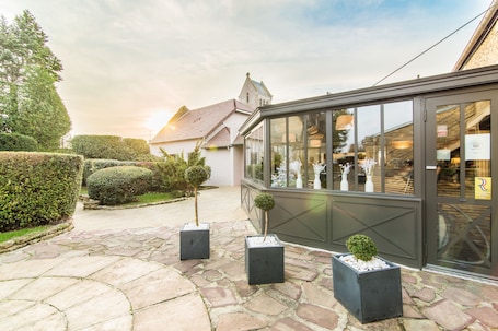Terrace/patio. Manoir d'Hastings
