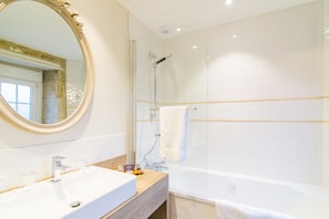 Double Room (Romantique) | Bathroom | Shower, free toiletries, hair dryer, towels - Manoir d'Hastings (Benouville)