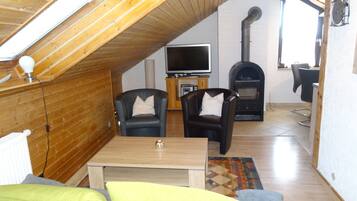 Apartment, 2 Schlafzimmer | Wohnbereich | Fernseher, DVD-Player