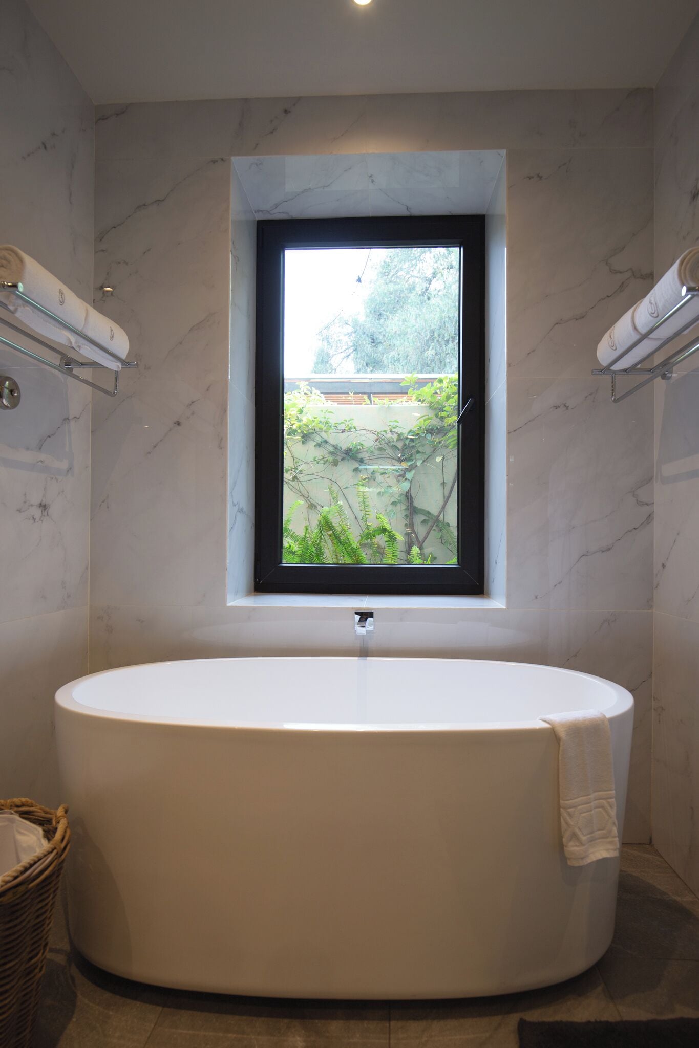 suite | bathroom | combined shower/bathtub, free toiletries, slippers, towels