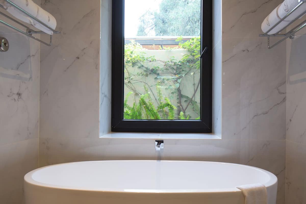 suite | bathroom | combined shower/bathtub, free toiletries, slippers, towels