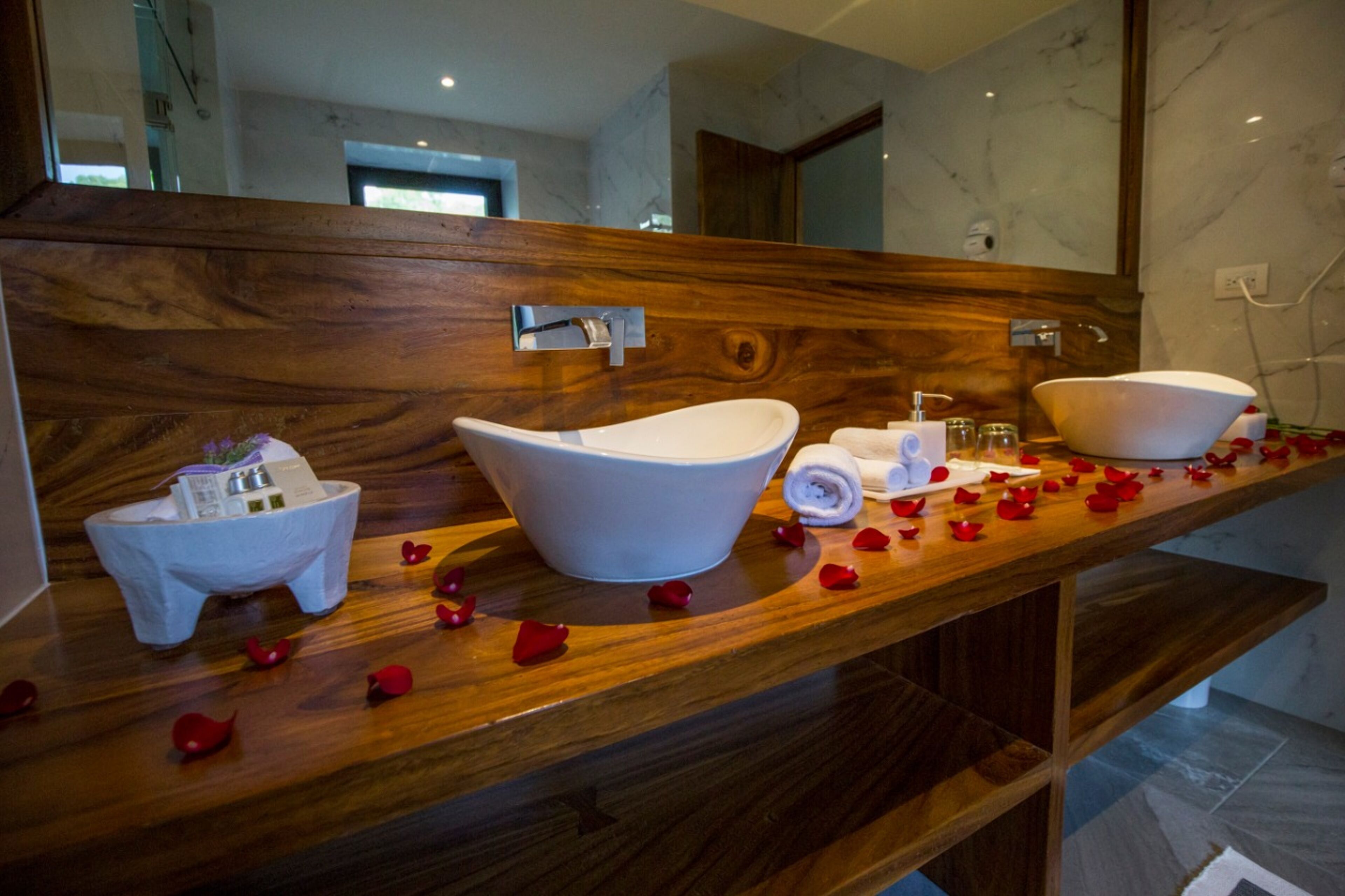 suite | bathroom | combined shower/bathtub, free toiletries, slippers, towels