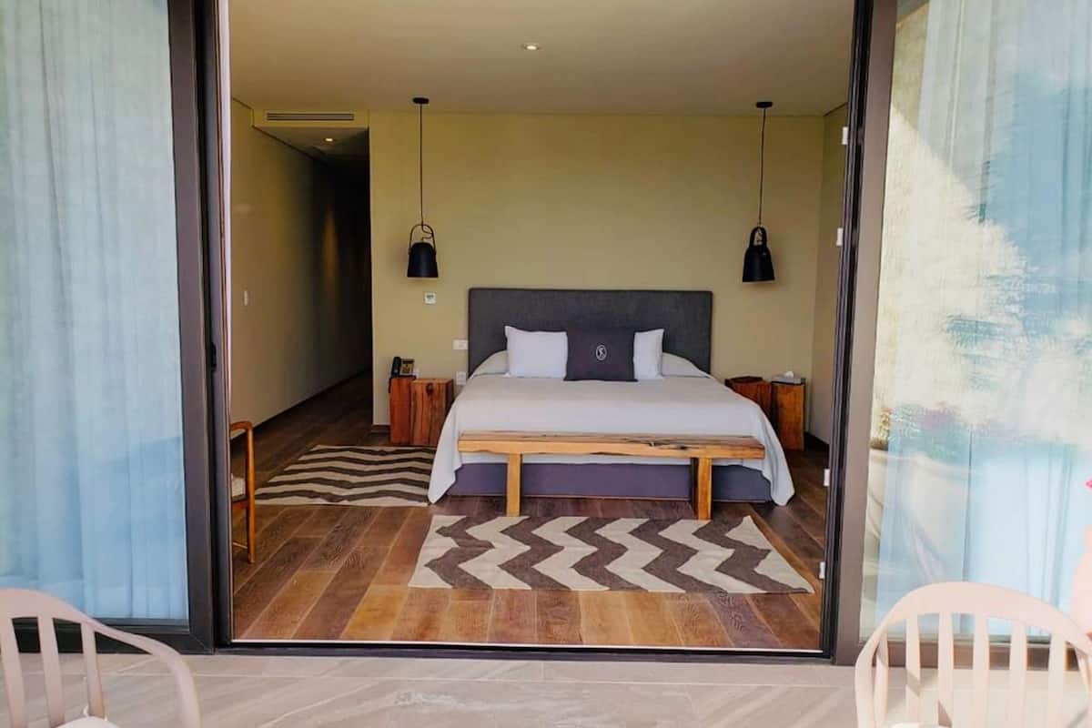 suite | minibar, in-room safe, individually decorated, individually furnished