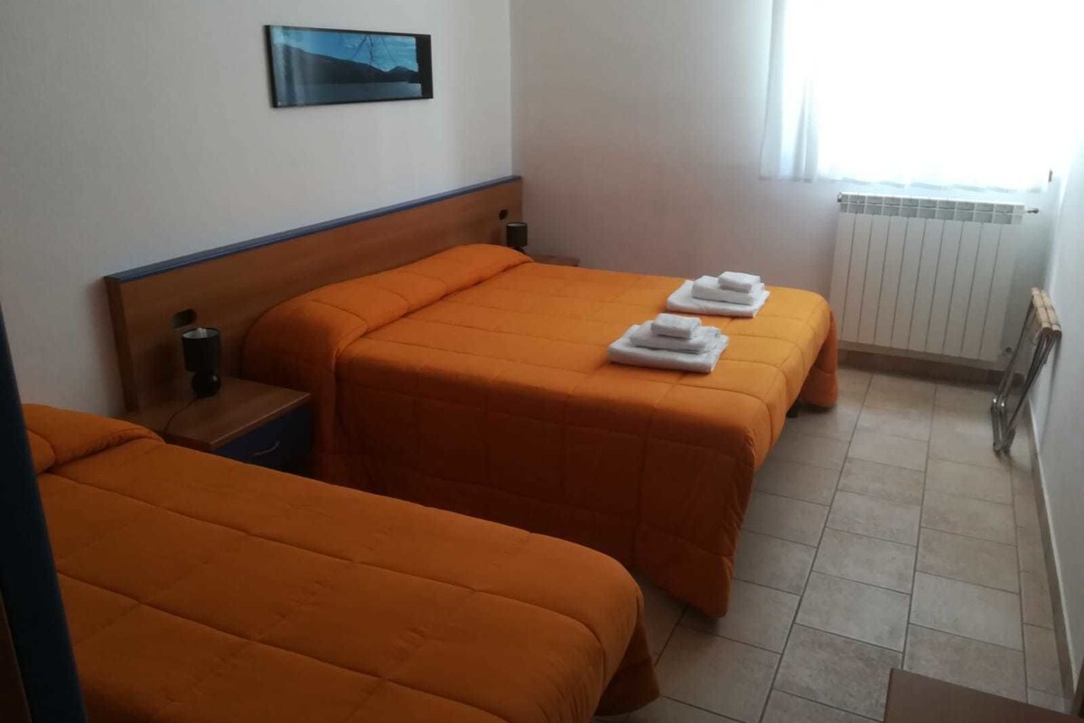 Quarto triplo | Berços grátis, camas extras/dobráveis, Wi-Fi de cortesia, roupa de cama