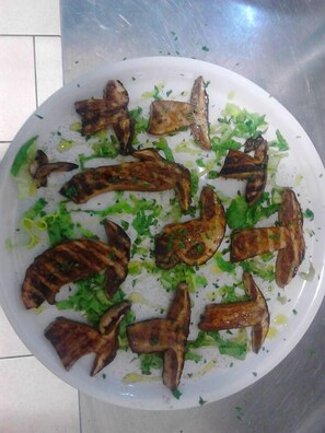 Se sirven desayunos, almuerzos y cenas; cocina local