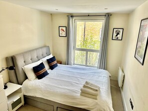 1 bedroom, iron/ironing board, travel cot, WiFi - Modern apartment in the heart of Shoreditch and Brick Lane  (London)