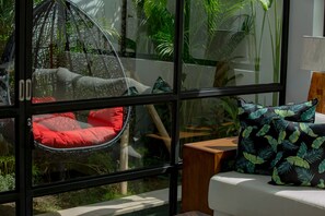 Lyxvilla | Vardagsrum | Platt-tv och en tv-spelskonsol