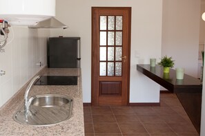 Studio | Dapur pribadi | Lemari es besar, microwave, kompor, dan mesin pembuat kopi/teh