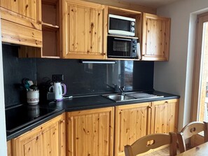 Frigorífico, microondas, horno y placa de cocina