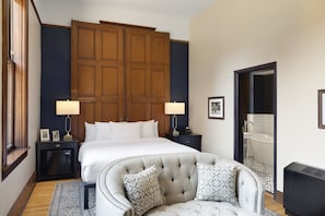 Premium bedding, pillow-top beds, blackout curtains, free WiFi - Celeste of St Paul (St. Paul)