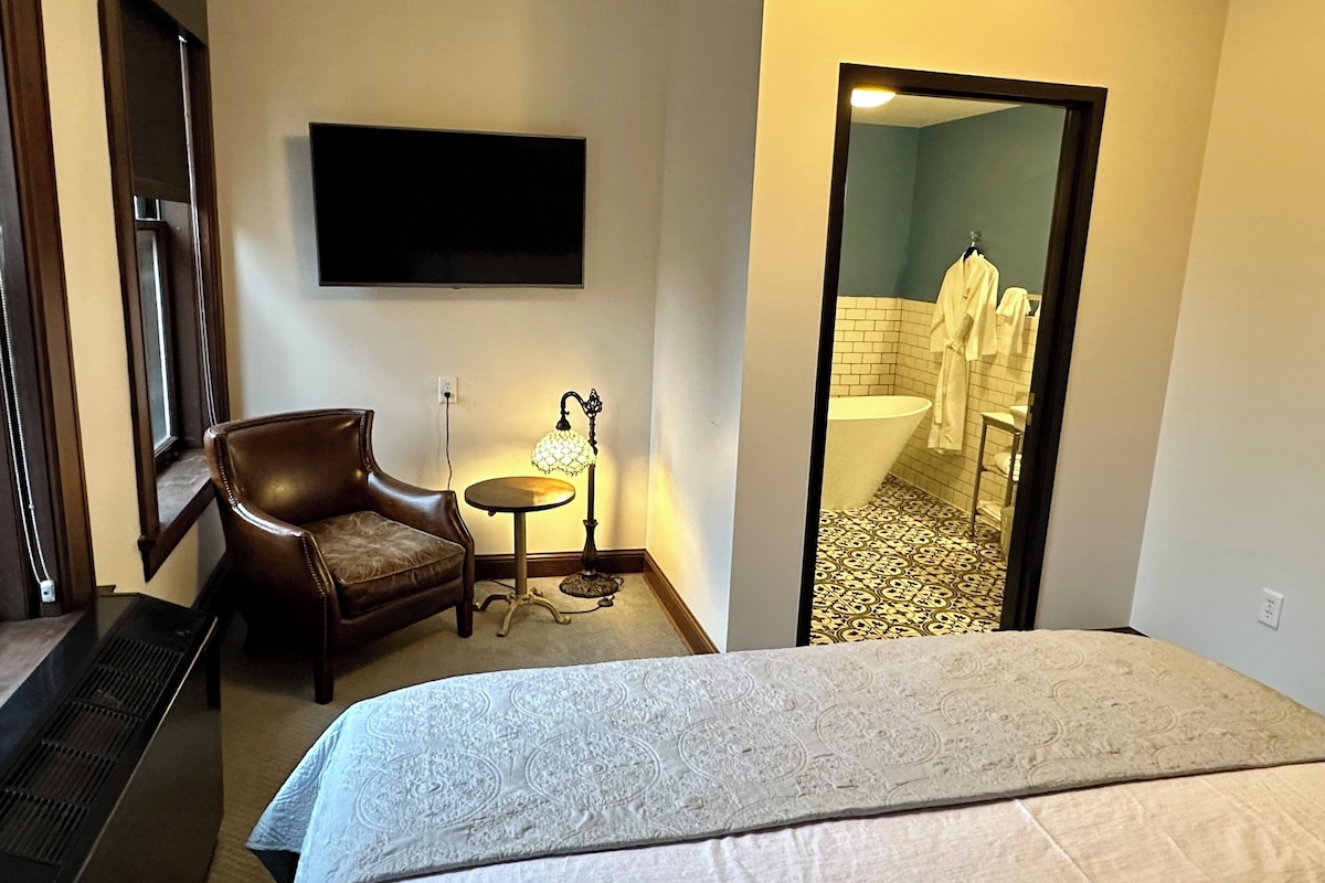 Suite, 1 King Bed with Sofa bed | Premium bedding, pillowtop beds, blackout drapes, WiFi (free)