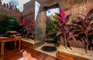 Bain à remous, soins d'aromathérapie, massages aux pierres chaudes