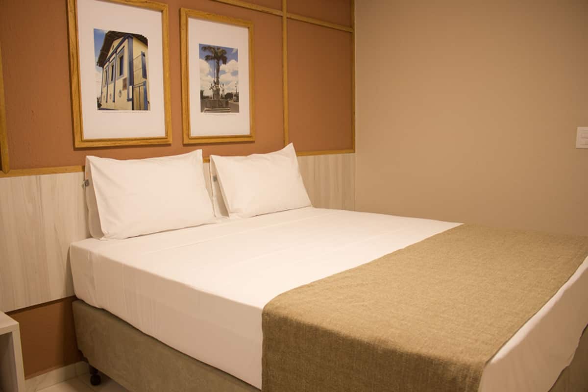 Quarto Individual | Een minibar, gratis wifi, beddengoed