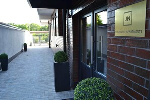 Property entrance - JN Boutique Apartments (Bucharest)