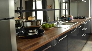 Dúplex Deluxe, varias camas | Cocina privada | Refrigerador, microondas, parrilla de estufa y tetera eléctrica 