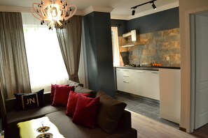 Executive Apartment | Private kitchen | Fridge, microwave, stovetop, electric kettle