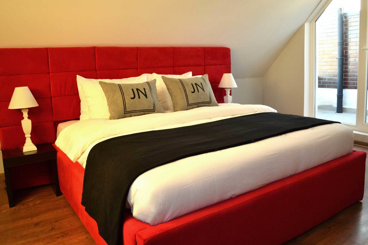 Leilighet – design, 1 kingsize-seng | Skrivebord, strykejern/-brett og barnesenger