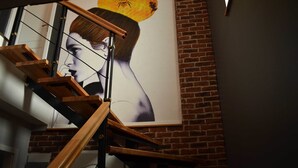 Dúplex Deluxe, varias camas | Área de sala de estar | Televisión LED 