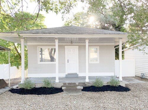 Murray Cottage-entire home. Fast WIFI & free parking. Mins from SLC & Mountains!