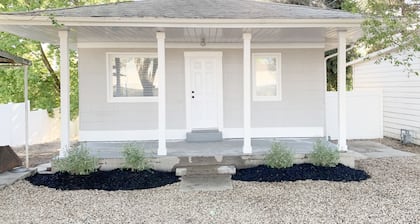 Murray Cottage-entire home. Fast WIFI & free parking. Mins from SLC & Mountains!