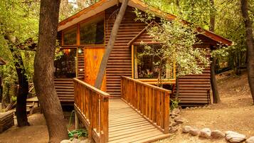 Premium bedding, in-room safe, individually decorated