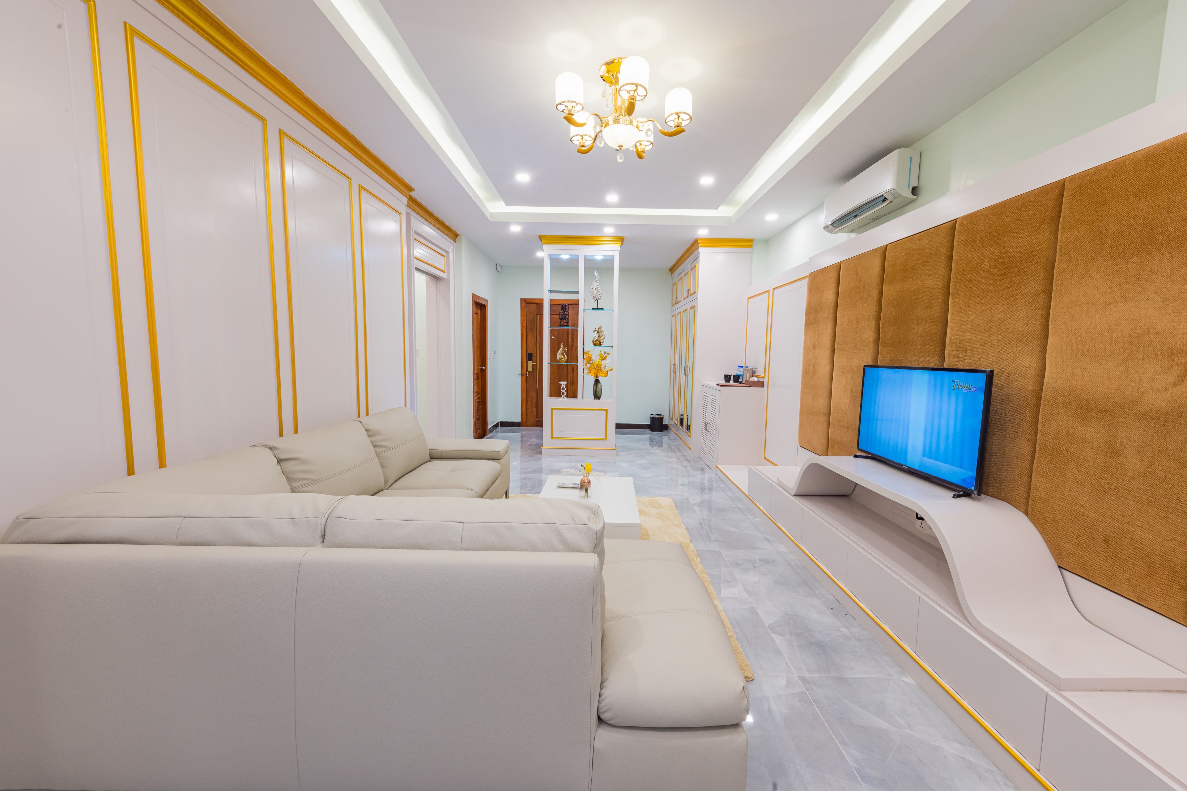 Studio Suite Royal | Khu phòng khách | TV LCD, lò sưởi 