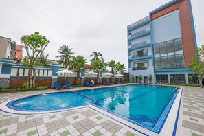 Outdoor pool, open 7:00 AM to 9:00 PM, pool umbrellas - Kampong Thom Royal Hotel & Restaurant (Stueng Saen)