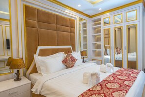 Studiosuite – royal | Safe på rommet, blendingsgardiner, lydisolert og wi-fi (inkludert)