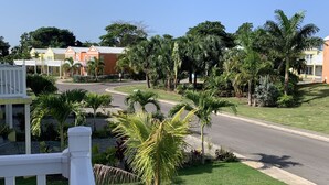 Un quartiere residenziale con case, una strada e palme.
