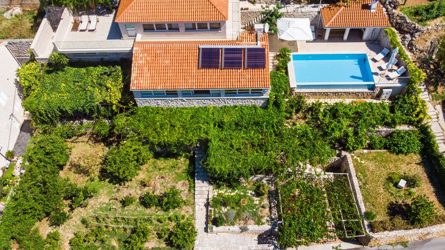 Villa Art Gallery - Six Bedroom Villa with Terrace and Swimming Pool