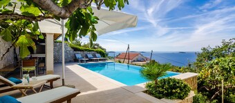 Villa Art Gallery - Six Bedroom Villa with Terrace and Swimming Pool