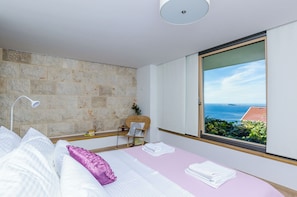 Villa (Four-Bedroom Villa, Swimming Pool) | 6 dormitorios, tabla de planchar con plancha, wifi gratis y ropa de cama