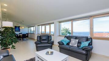 Villa (Four-Bedroom Villa, Swimming Pool) | Interior