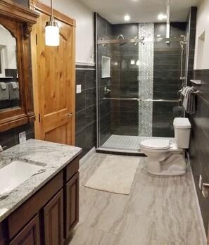 Combined shower/tub, hair dryer, bidet, towels - Location, Views!  6 Bedroom 5 Bath, Pool Table Close to Town and Nat'l. Monument (Grand Junction)