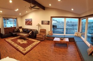 Smart TV - Location, Views!  6 Bedroom 5 Bath, Pool Table Close to Town and Nat'l. Monument (Grand Junction)