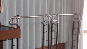 Een metalen rek met haken voor een gordijn.