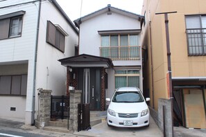 Exterior - Maximum 8 people, Wi-Fi, Parking available, Full amenities, MIYUKIHOUSE No. 2 (春日市)