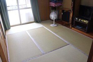 Interior - Maximum 8 people, Wi-Fi, Parking available, Full amenities, MIYUKIHOUSE No. 2 (春日市)