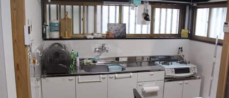 Réfrigérateur, micro-ondes, plaque de cuisson, bouilloire électrique