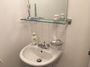 Bathroom - Sweet Little Studio in Central London (London)