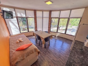 Appartement Deluxe | Coin séjour | Télévision LCD de 42 pouces avec chaînes par satellite, télévision