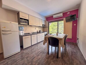 Deluxe Apartment | Private kitchen | Full-size fridge, microwave, oven, stovetop - Cabañas del Sol (El Nihuil)
