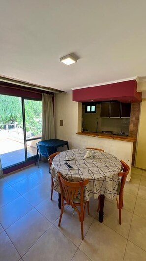 高级小屋 | 起居区 | 42-英寸液晶电视 （配备卫星频道）、电视