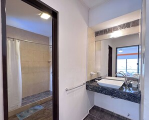 Apartamento Deluxe | Baño | Bidé, toallas, jabón y papel higiénico