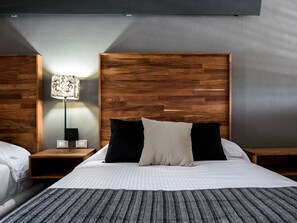 Caja de seguridad en la habitación y tabla de planchar con plancha 